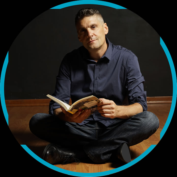 Immagine di Salvatore Salamone seduto sul pavimento